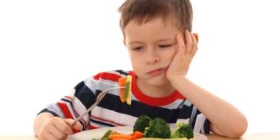 ילד אוכל ירקות